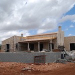 Porche mit geschlagenen Natursteinsäulen aus einem ganzen Stück